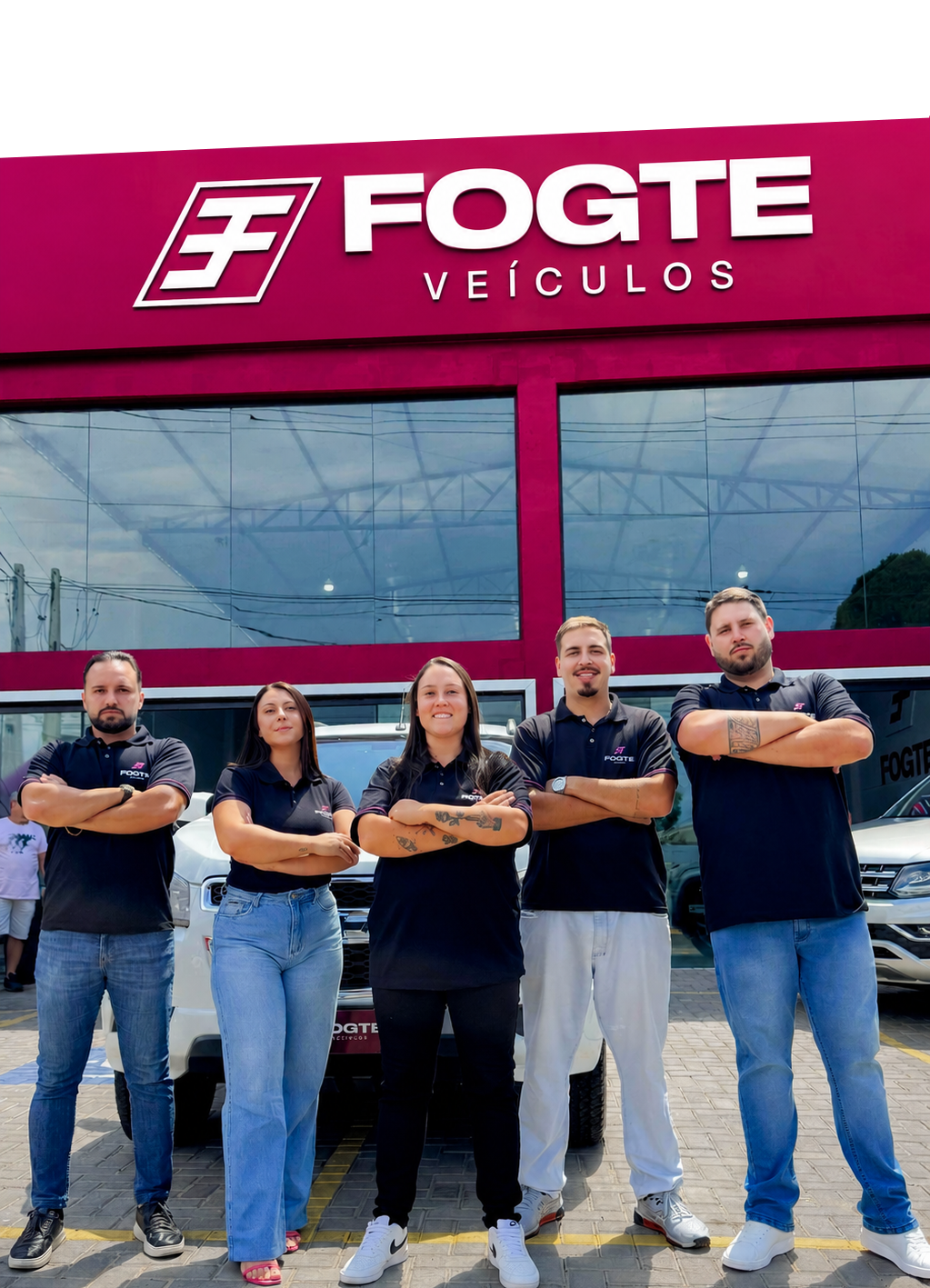 Equipe Fogte Veículos em frente à fachada da loja